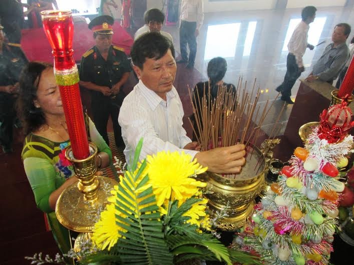 Phó Chủ tịch HĐND tỉnh Nguyễn Hoàng Minh dâng hương các anh hùng liệt sĩ. Ảnh: HOÀI NHI