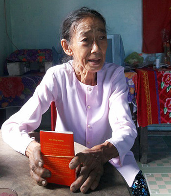 Bà Huỳnh Thị Ẩm nói rằng, nhờ có cán bộ LĐ-TB&XH giúp đỡ nhiệt tình mà bà được giải quyết chế độ nhanh chóng. Ảnh: D.LỆ