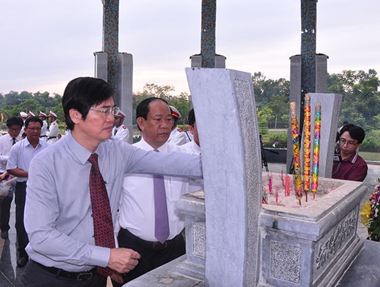 Bí thư Tỉnh ủy Nguyễn Ngọc Quang và Chủ tịch UBND tỉnh Đinh Văn Thu dâng hương tưởng niệm các anh hùng liệt sĩ.