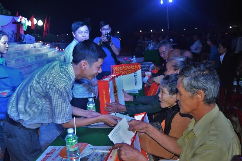 Trao quà cho Mẹ VNAH và các thương, bệnh binh. Ảnh: QUỐC TUẤN