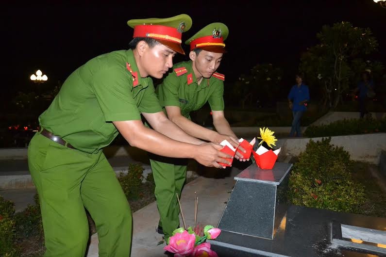 Thắp nến tri ân tại Nghĩa trang liệt sĩ tỉnh vào tối qua, 26.7. Ảnh: PHAN TUẤN