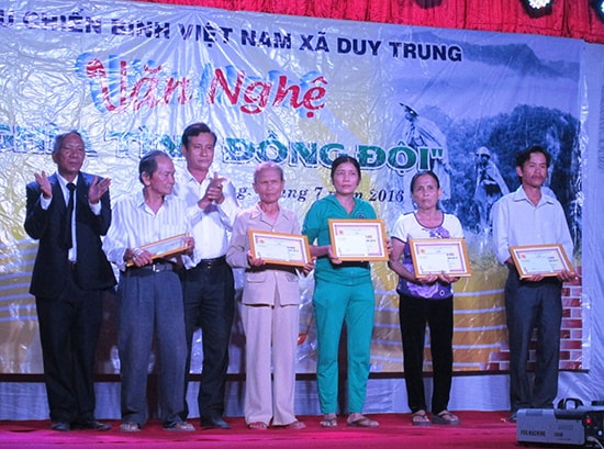 Hội Cựu chiến binh xã Duy Trung tổ chức chương trình văn nghệ “Nghĩa tình đồng đội”, trao sổ tiết kiệm cho gia đình hội viên khó khăn. Ảnh: HOÀI NHI