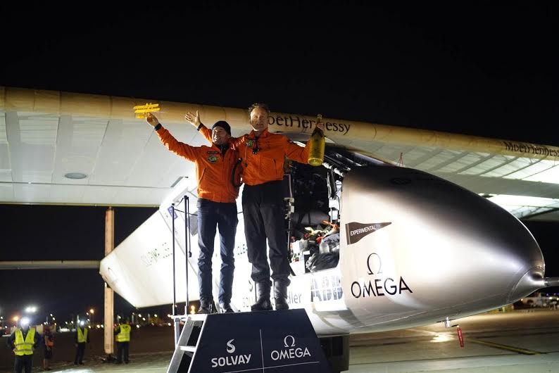 Hai phi công thay nhau bay trên các chặn bay vòng quanh trái đất của Solar Impulse 2 (ảnh: bncnews)