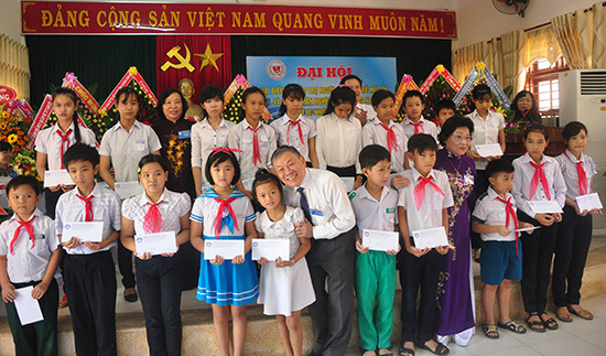 Từ sự kết nối của Hội Bảo trợ tỉnh, nhiều học bổng tiếp sức đến trường đã được các nhà hảo tâm trao tặng cho trẻ em nghèo, trẻ mồ côi hiếu học.  