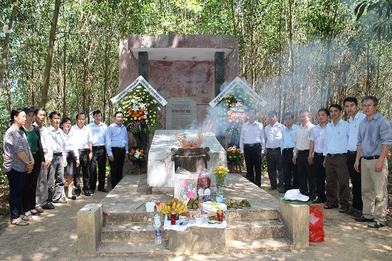 Các thành viên của hai địa phương bên phần mộ của đồng chí Huỳnh Ngọc Huệ. (ảnh: VĂN TUẤN)