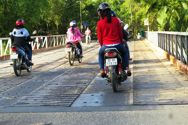 Mỗi ngày, lượng người và phương tiện cơ giới qua lại cầu tạm Bình Đào rất lớn. Ảnh: Hoàng Liên