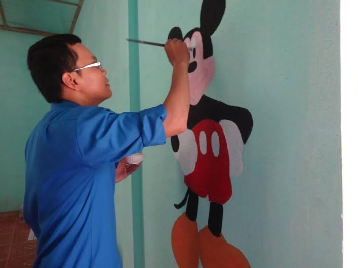 Tỉ mỉ trong từng nét cọ để hoàn thành bức tranh chuộc Mickey.