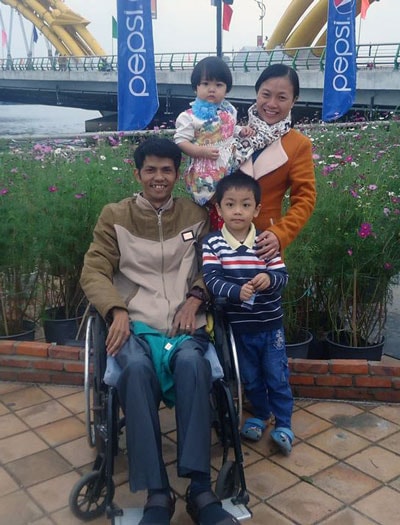Chị Nguyễn Thị Lý đưa chồng, con đi dạo phố.