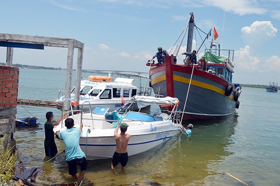 Hoạt động du lịch trên tuyến đường biển Cửa Đại - Cù Lao Chàm tiềm ẩn nhiều rủi ro.Ảnh: VĨNH LỘC