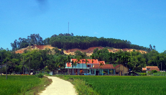 Trên 30 hộ dân tổ 6, thôn Trường Mỹ, xã Tam Thái (huyện Phú Ninh) nằm ngay sát chân núi Chùa bị ảnh hưởng do khai thác đất.