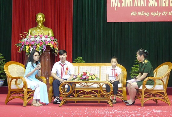 Đỗ Kiều Thanh Hiền (bìa trái) tham gia giao lưu tại buổi gặp mặt, tôn vinh học sinh xuất sắc tiêu biểu năm học 2015 - 2016 do Bộ Tư lệnh Quân khu 5 tổ chức.