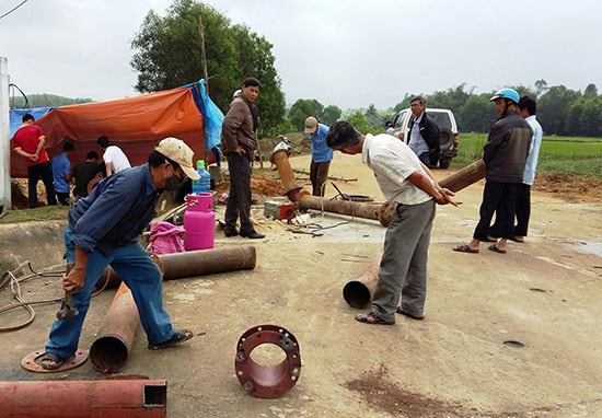 Lắp đặt hệ thống máy bơm chống hạn dã chiến tại khu vực hồ chứa nước Đông Tiển.Ảnh: N.S   