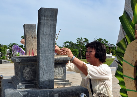 Nhà văn Hiramatsu Tomoko dâng hương tại Tượng đài Mẹ VNAH.