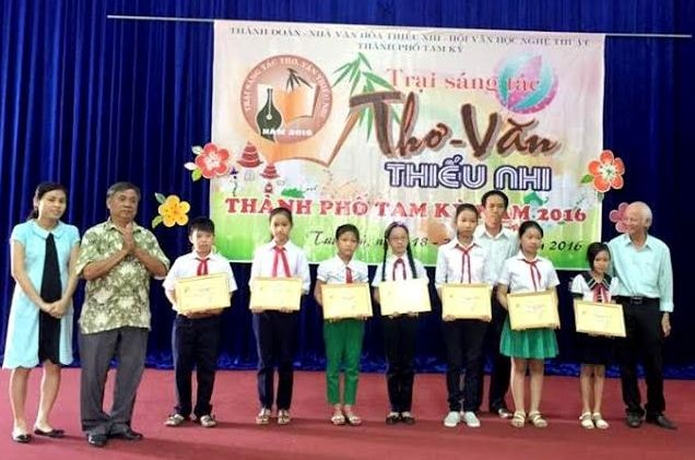 Ban tổ chức trao giấy chứng nhận cho các tác phẩm xuất sắc ở trại hè sáng tác 2016.