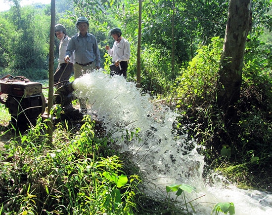 Lắp đặt máy bơm dã chiến ở thôn Kiệu Châu (xã Duy Sơn) để lấy nước ngọt cứu những đồng lúa bị khô hạn nặng. Ảnh: HOÀI NHI