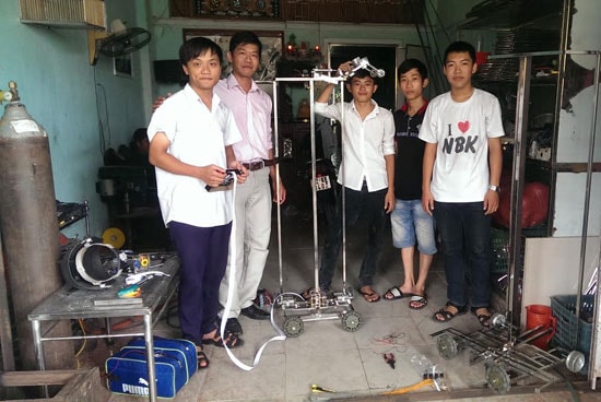 Các thành viên Đội QN-CKT chuẩn bị tham gia cuộc thi Robodnic.Ảnh: MINH THƯ