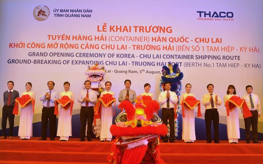 Lãnh đạo tỉnh cắt băng khai trương tuyến hàng hải (container) Hàn Quốc - Chu Lai và khởi công mở rộng cảng Chu Lai - Trường Hải