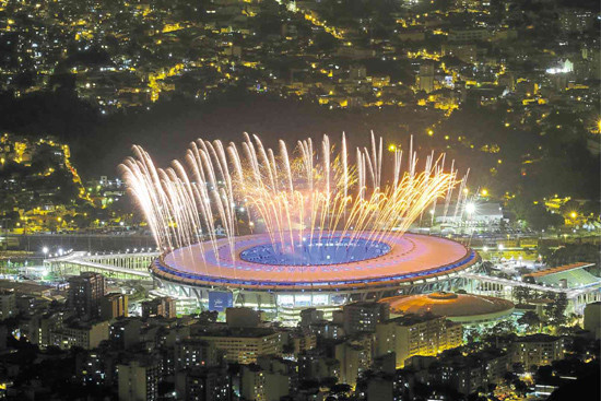 Những màn pháo hoa thắp sáng sân vận động Maracana, nơi diễn ra buổi lễ khai mạc Rio 2016 hoành tráng và ấn tượng. 