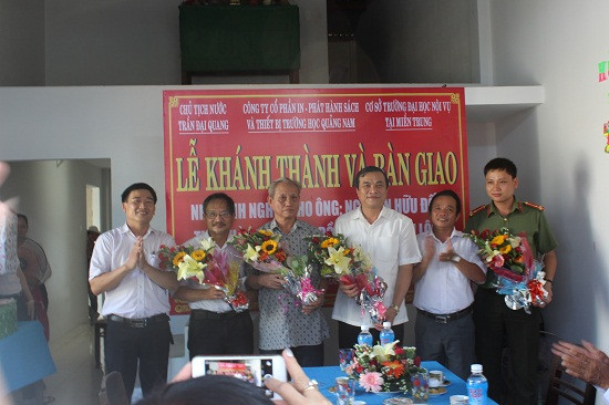 Lãnh đạo xã Đại Đồng tặng hoa cảm ơn lãnh đạo tỉnh và các đơn vị tài trợ. (ảnh: X.TRINH)