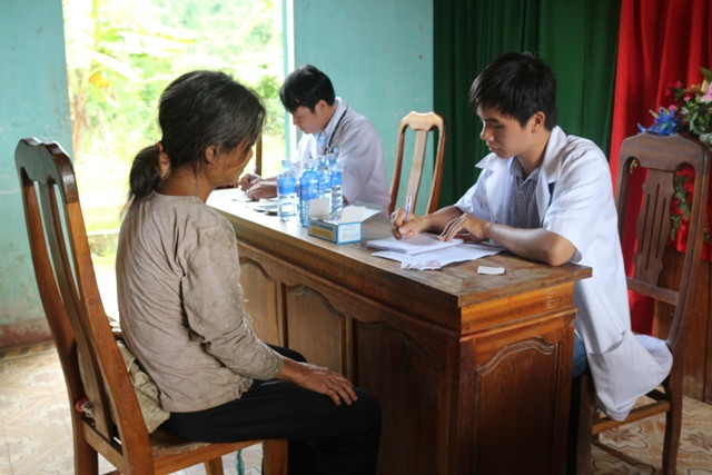 Khám bệnh, cấp phát thuốc cho người dân xã Trà Mai, huyện Nam Trà My. Ảnh: THÀNH ĐẠT
