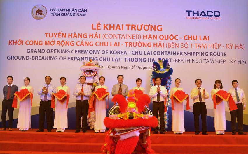 Cutting the red ribbon to open the Korea - Chu Lai direct shipping route