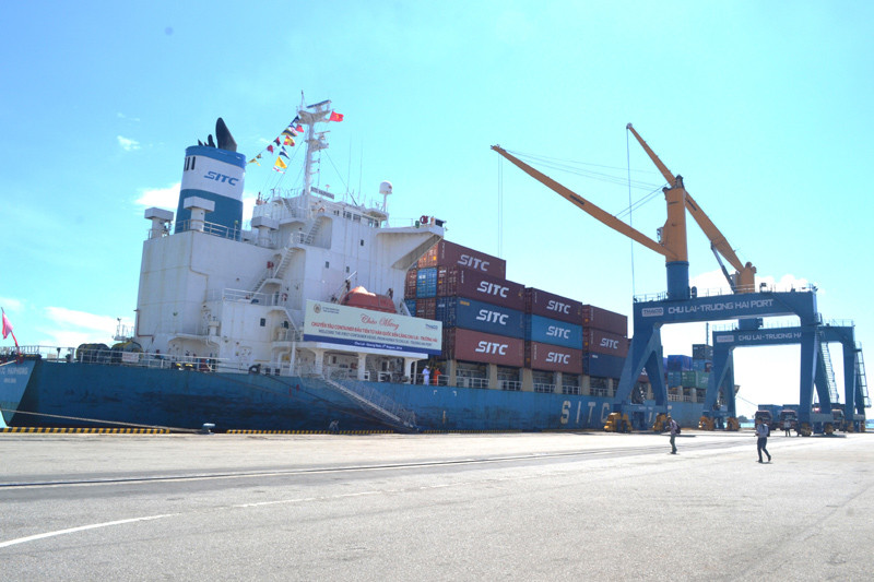 The first 20,000 ton cargo ship anchors at Chu Lai-Truong Hai port