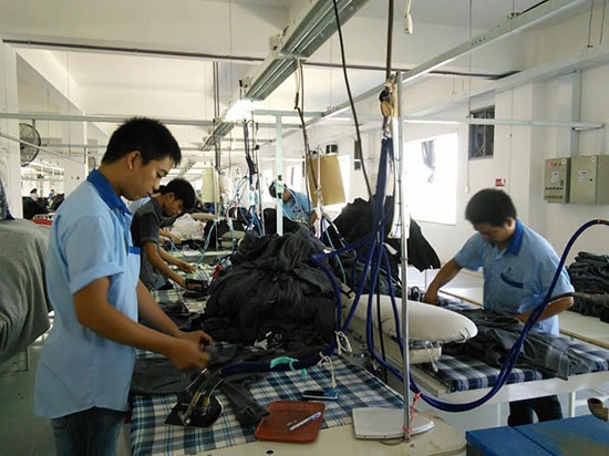 Hỗ trợ đào tạo nghề sẽ tạo ra những lao động có tay nghề cao. TRONG ẢNH: Công nhân của một doanh nghiệp may xuất khẩu tại Cụm công nghiệp Hà Lam – Chợ Được.Ảnh: CHÂU NỮ