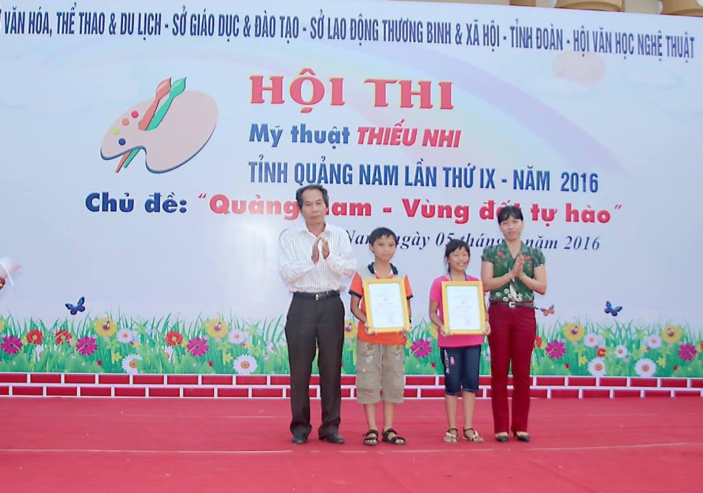 Ban Tổ chức trao giải cho các tác giả. Ảnh: NG.DŨNG