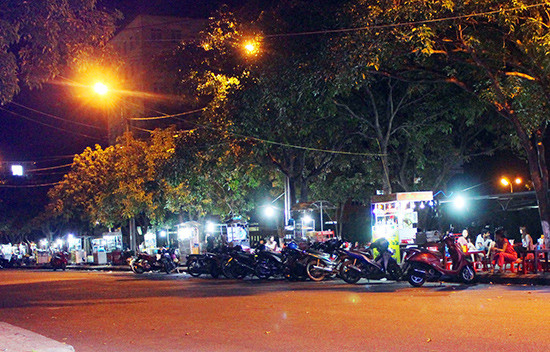 Địa điểm ăn vặt trên đường Đỗ Quang, Tam Kỳ náo nhiệt về đêm. (Ảnh chụp tối ngày 6.8.2016). Ảnh: VĂN HÀO