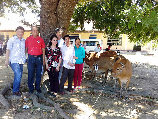Hội đồng hương Núi Thành tại TP. Hồ Chí Minh trao bò cho 2 trường hợp bị phơi nhiễm chất độc da cam ở xã Tam Sơn, Núi Thành.  Ảnh: Đ.ĐẠO