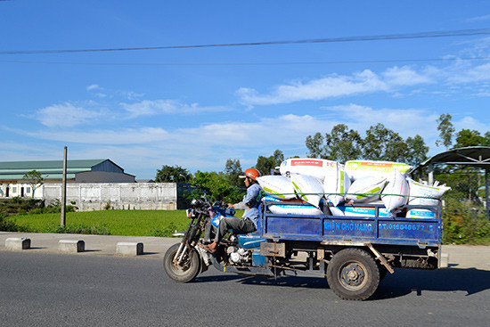 Xe lôi chở hàng trên đường Phan Bội Châu (Tam Kỳ). Ảnh: CÔNG TÚ