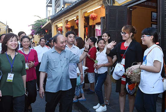 Thủ tướng Nguyễn Xuân Phúc dạo phố cổ Hội An trước khi tham dự Hội nghị du lịch toàn quốc. Ảnh: Vietnamnet.vn