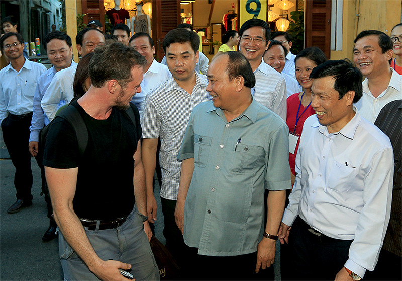 Thủ tướng trò chuyện với du khách nước ngoài ở phố cổ Hội An.ảnh: VGP