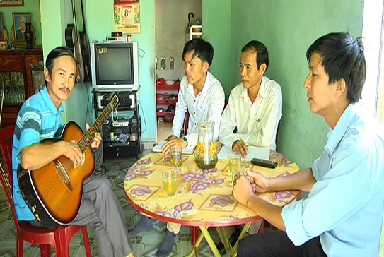 Thành viên CLB Ngân hàng máu sống xã Bình Đào đến thăm ông Trần Giáo (người cầm đàn ghi ta), người từng được tiếp máu cấp cứu.