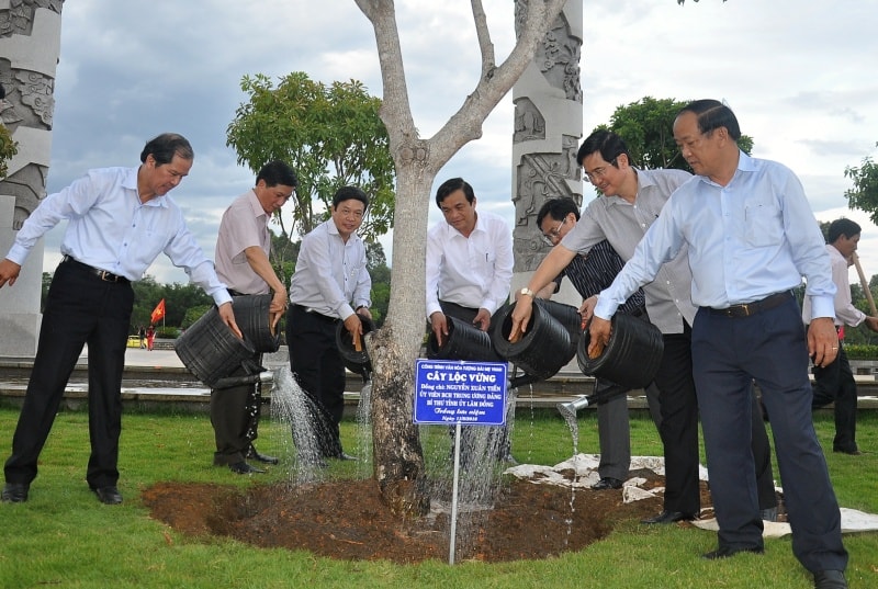 Và trồng cây lưu niệm tại Tượng đài Mẹ Việt Nam anh hùng. Ảnh: VINH ANH