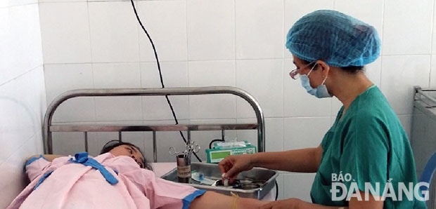Sản phụ được kiểm tra sức khỏe cẩn thận trước khi tiến hành chuyển phôi. Ảnh: QUỲNH TRANG