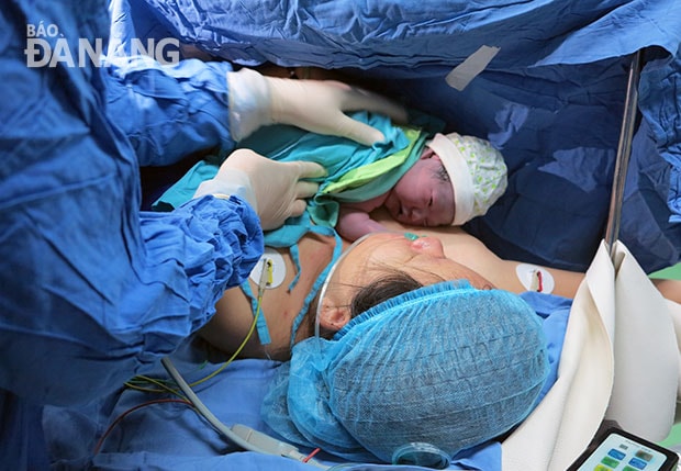 Một trong 3 em bé đầu tiên ra đời bằng thụ tinh trong ống nghiệm tại Bệnh viện Phụ sản-Nhi Đà Nẵng. Ảnh: THANH TÂN