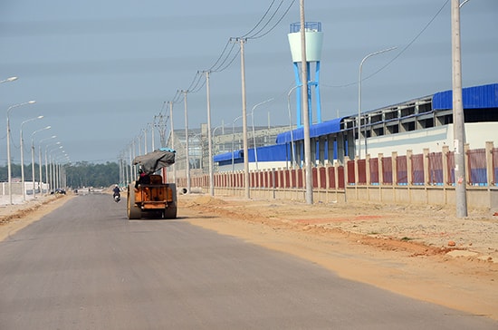 Nhờ giải phóng mặt bằng tốt nên hạ tầng tại Khu công nghiệp Tam Thăng được đầu tư đồng bộ.