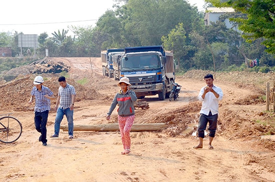 Người dân thôn Đồng Hành (xã Tam Ngọc, TP.Tam Kỳ) từng dùng cây cối cản đường phản đối thi công đường cao tốc, bắt nguồn từ vướng mắc trong giải phóng mặt bằng. Ảnh: HỮU PHÚC