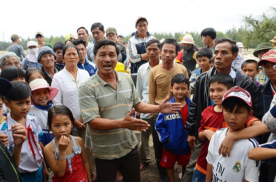 Người dân xã Tam Tiến (Núi Thành) phản ứng về dự án nuôi tôm công nghiệp  tập trung vào năm 2015 do có liên quan đến các chính sách giải phóng mặt bằng.