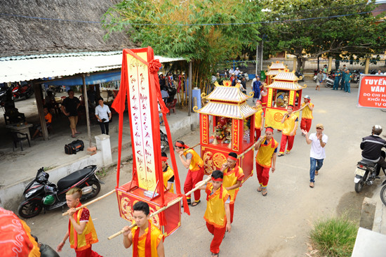 Lễ rước tổ nghề gốm. Ảnh: MINH HẢI