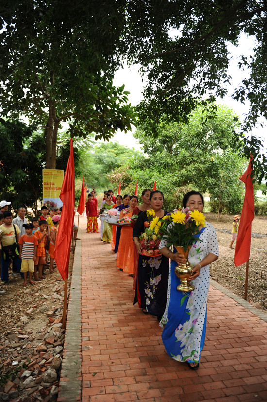 Người làng dân lễ tổ nghề. Ảnh: MINH HẢI