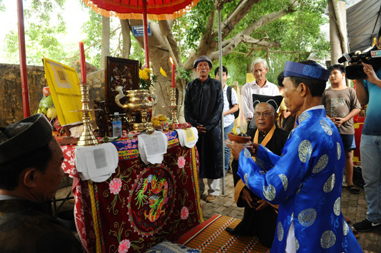 Tế lễ, nghi lễ quan trọng nhằm tưởng nhớ, tri ân công đức tổ nghề. Ảnh: MINH HẢI