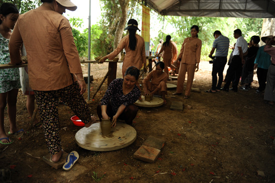 Những nghệ nhân làng cùng thi chuốt gốm. Ảnh: MINH HẢI