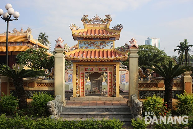 Mộ Bà Thân trong khuôn viên Nhà thờ Tiền hiền làng An Hải và Thoại Ngọc Hầu. Ảnh: V.T.L