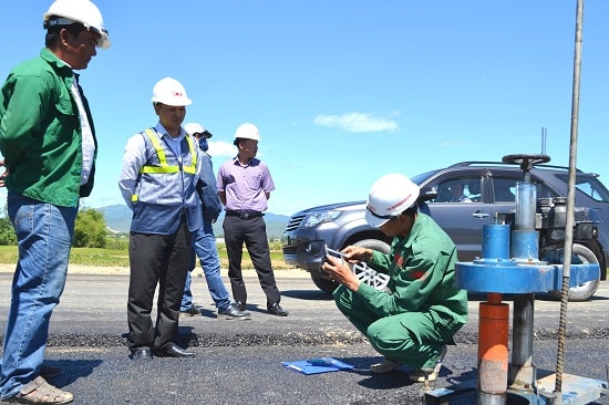 Tư vấn giám sát kiểm tra độ bền chặt, chất lượng hạt...của lớp bê tông nhựa C19. Ảnh: CÔNG TÚ