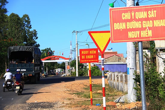 Hệ thống biển báo và biển thuyết minh cảnh báo nguy hiểm tại các ngã tư giao cắt với tuyến đường ven biển đã góp phần hiệu quả giảm thiểu tai nạn giao thông. Ảnh: CÔNG VINH