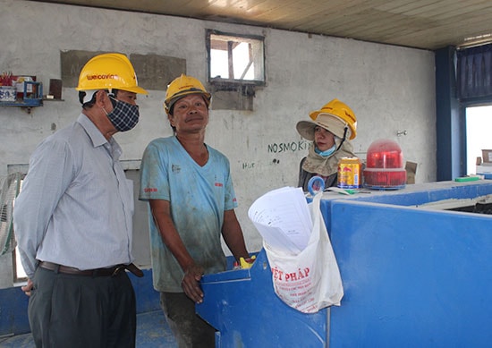 Ông Phan Lụa (giữa) chưa từng được chủ doanh nghiệp cho đi khám sức khỏe định kỳ dù làm công việc nặng nhọc, độc hại. Ảnh: D.L