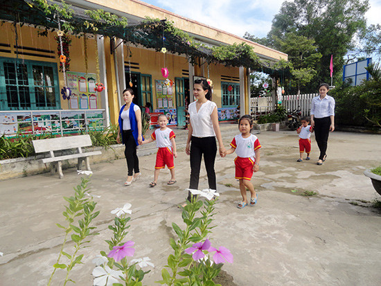 Cô trò mẫu giáo Trường Mẫu giáo Ánh Dương xã Tam Vinh, Phú Ninh sẵn sàng vào năm học mới.