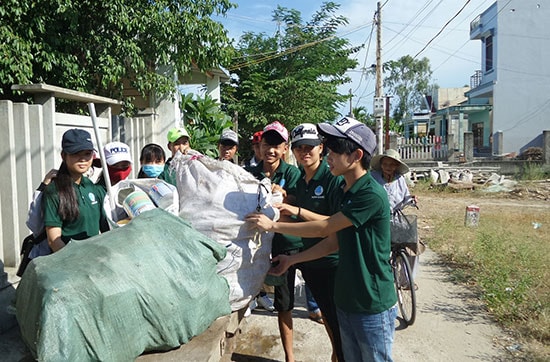 Đoàn viên Chi đoàn khối phố Ngân Giang tham gia gây quỹ từ chuyến xe “góp ve chai, đong tấm lòng”. Ảnh: NHƯ TRANG